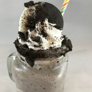 Best Oreo Milkshakes are the perfect treat for movie or game night but also on a hot summer day.