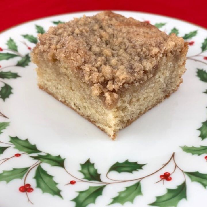 Snickerdoodle crumb cake on a Christmas plate.