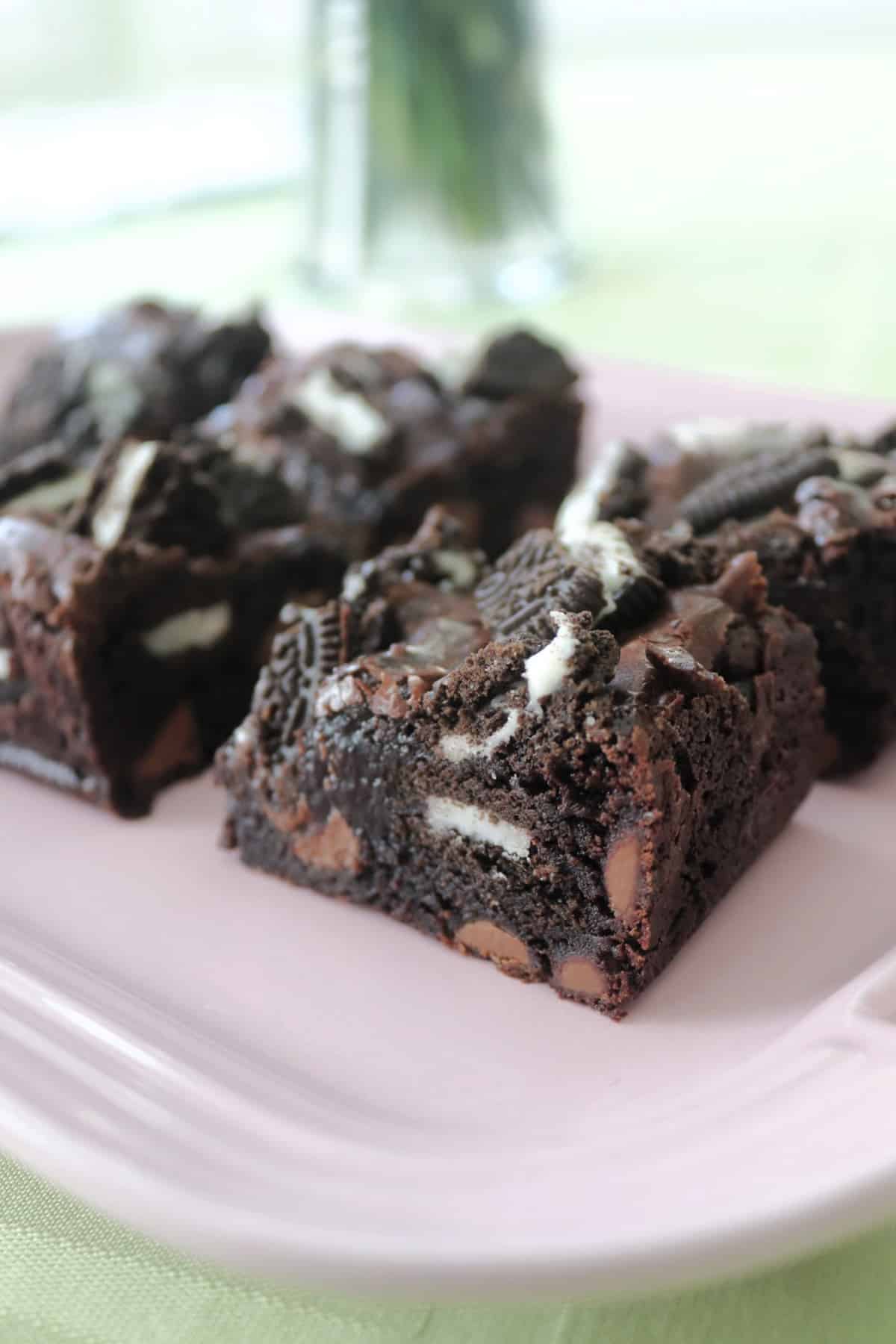 Oreo brownies on a pink platter.
